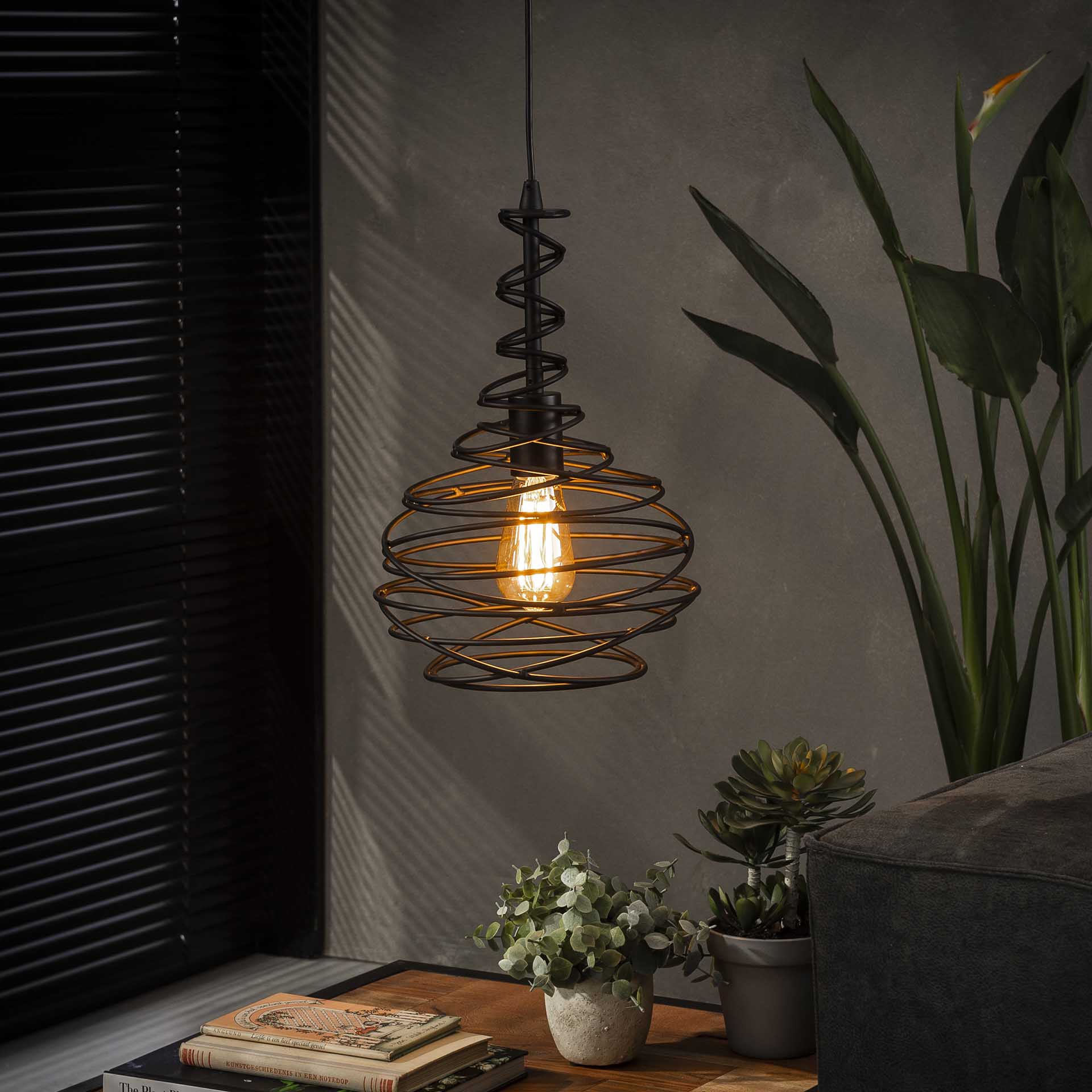 Twisty   Lampe Med Konisk Snoet Sort Metal.