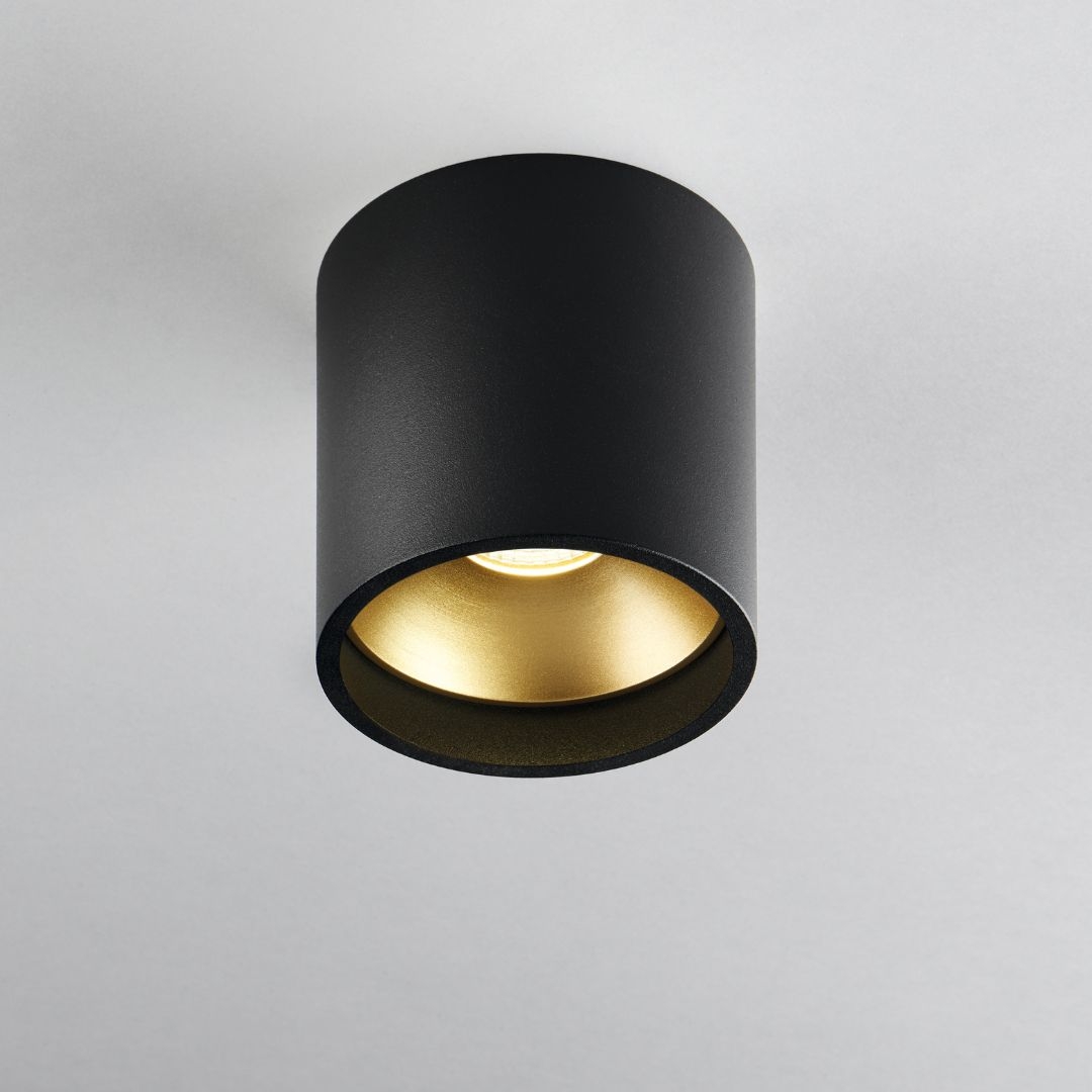 Solo Round Loftlampe Sort Guld 3000k   Light Point fra Light-point