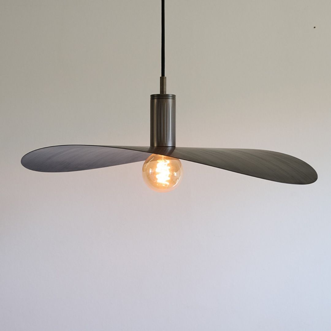 Leaf Pendel Medium   Bruneret Messing     fra Rama Lights