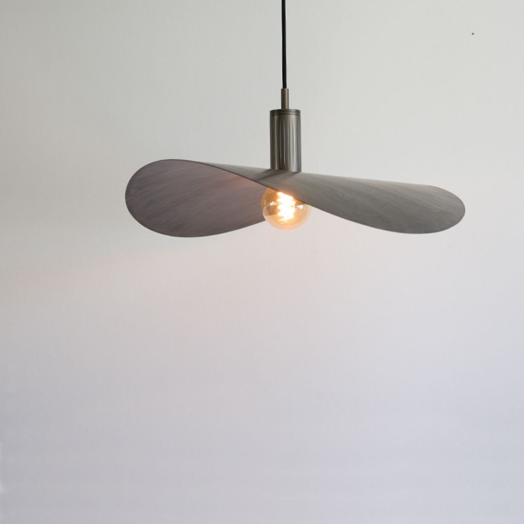 Leaf Pendel Large   Bruneret Messing     fra Rama Lights