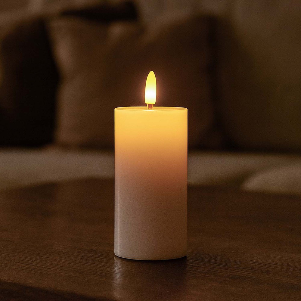 Led Bloklys 10cm Høj, Flammeeffekt, Hvid ø5cm, 10cm Høj, Virker M. Fjernbetj, Timer, ægte Stearin fra Ledlife