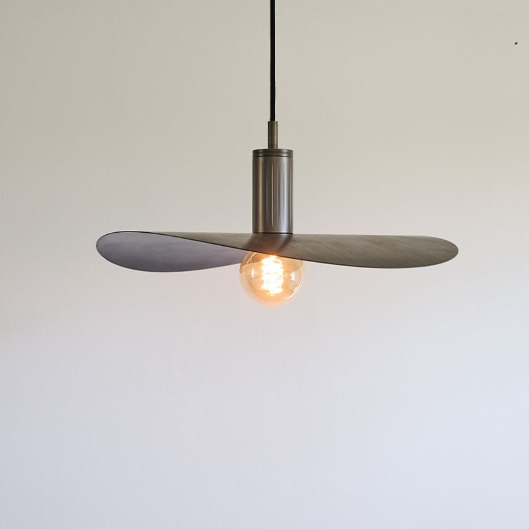Leaf Pendel Small   Bruneret Messing     fra Rama Lights