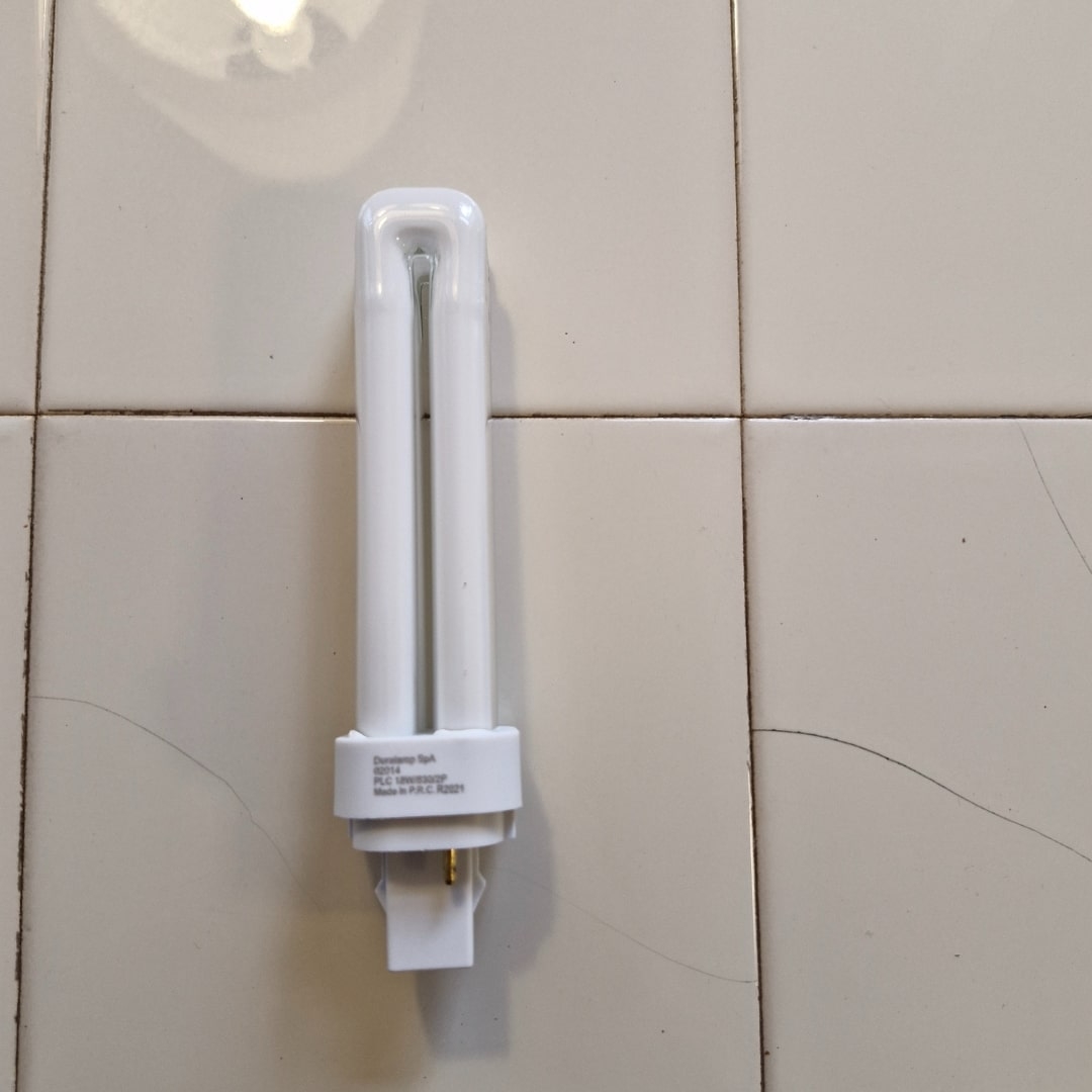Duralux D 18w G24d 2 3000k 830   Så Længe Lager Haves   Dura Lamp fra Duralamp