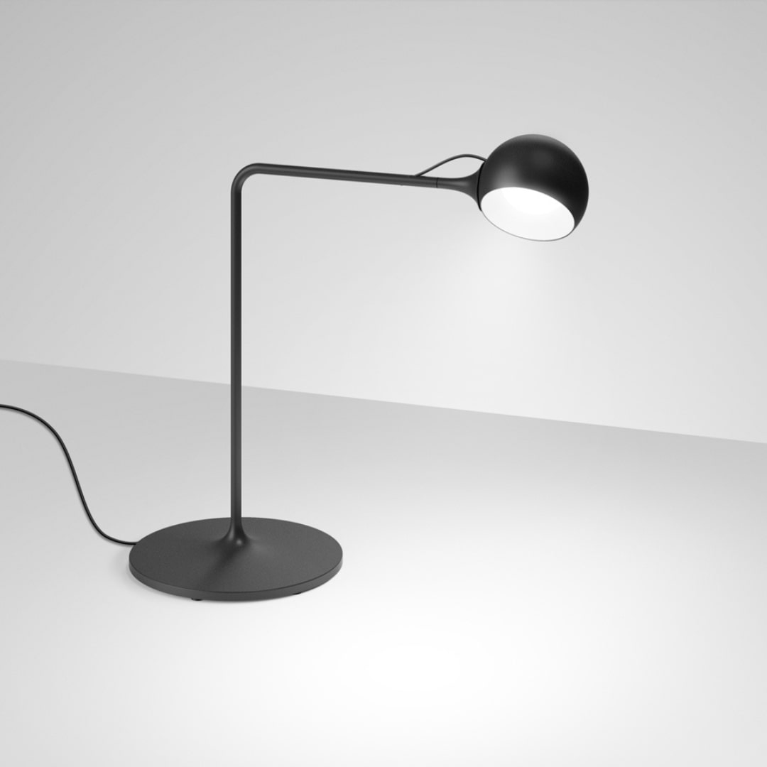 Ixa Bordlampe Antracit     fra Artemide