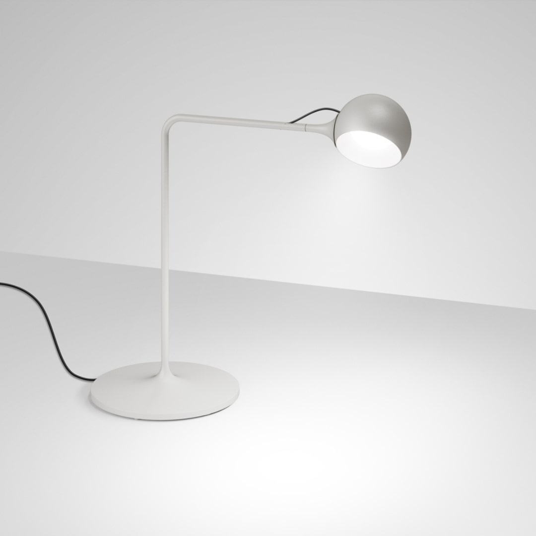 Ixa Bordlampe Hvid Grå     fra Artemide