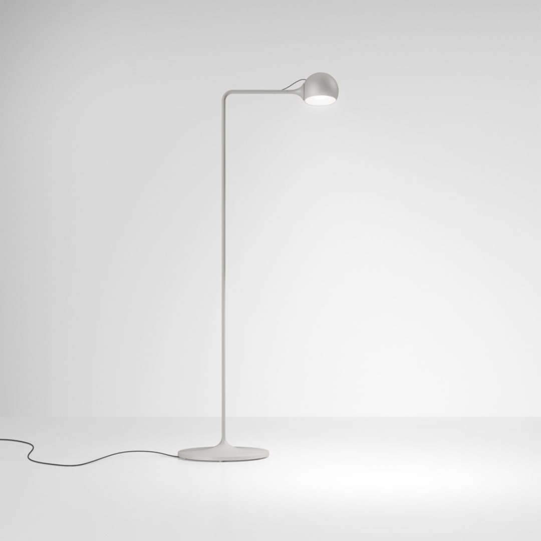 Ixa Reading Gulvlampe Hvid Grå     fra Artemide