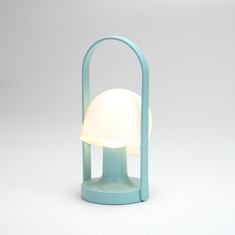 Follow Me Light Blue Transportabel Bordlampe     fra Marset