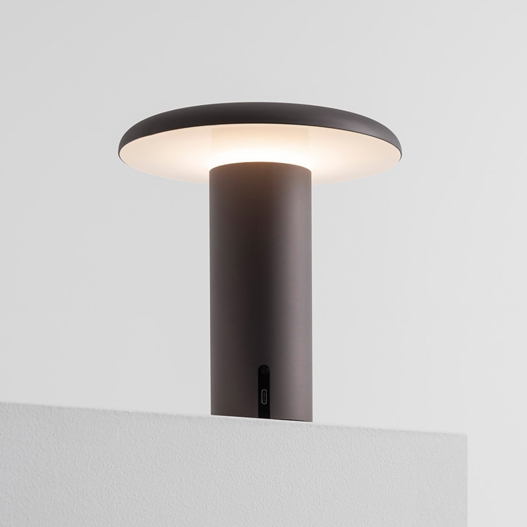 Takku Bordlampe Anodiseret Grå     fra Artemide