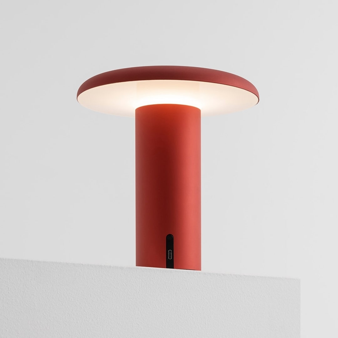 Takku Bordlampe Anodiseret Rød     fra Artemide