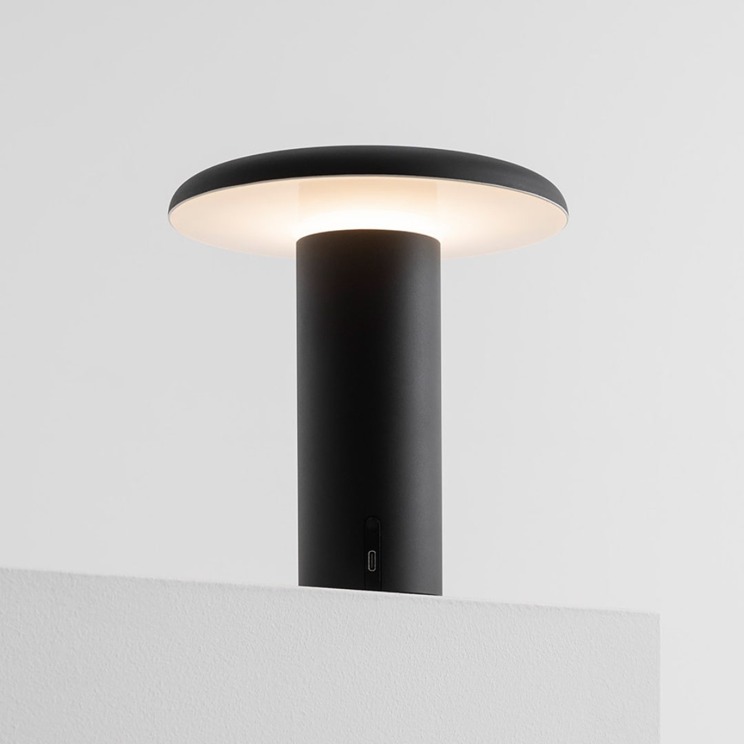 Takku Bordlampe Lakeret Sort     fra Artemide