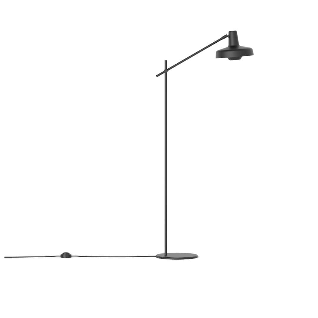 Arigato Gulvlampe Kort Arm Sort     fra Grupa Products