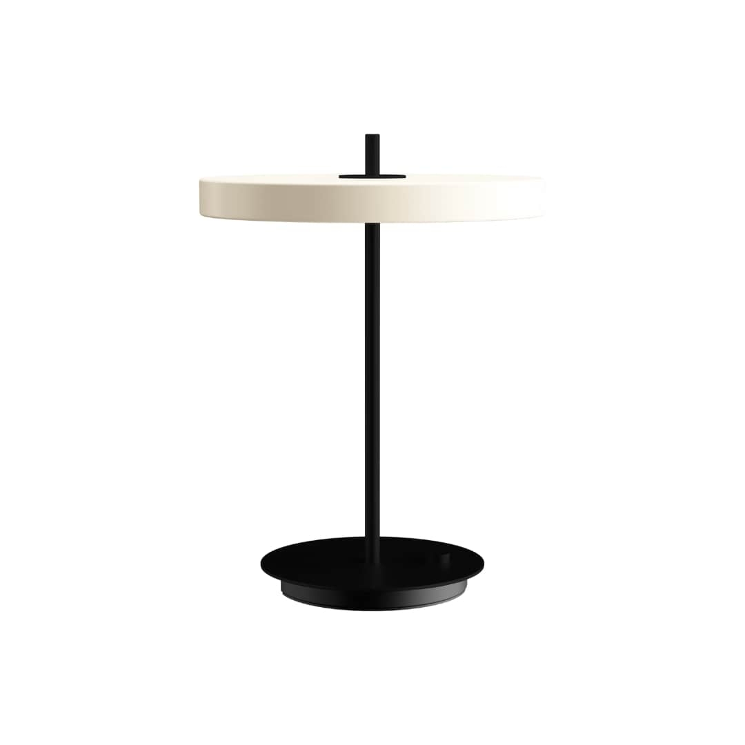 Asteria Bordlampe Perle Hvid M  Sort Base     fra Umage