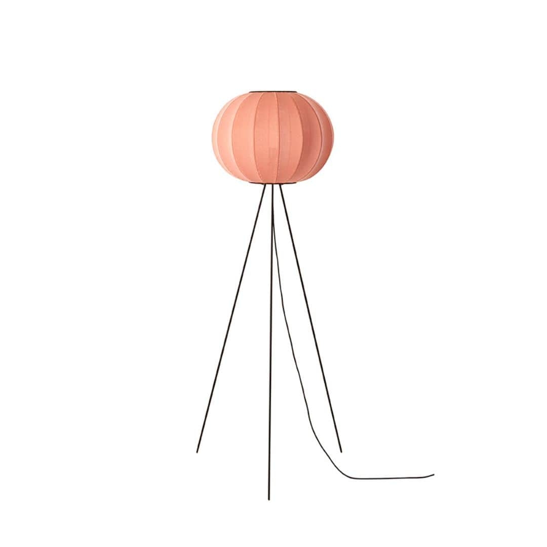 Knit Wit 45 Round Gulvlampe High Coral     fra Made By Hand