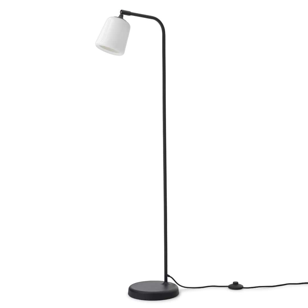 Material Gulvlampe Hvid Opalglas M. Sort Base fra New Works