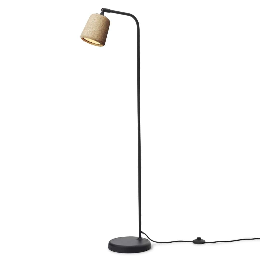 Material Gulvlampe Naturlig Eg M. Sort Base     fra New Works