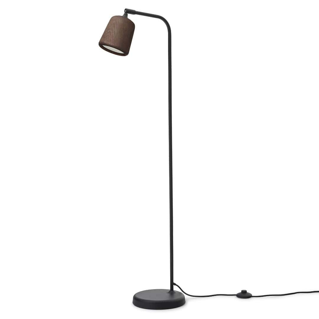 Material Gulvlampe Røget Eg M. Sort Base     fra New Works