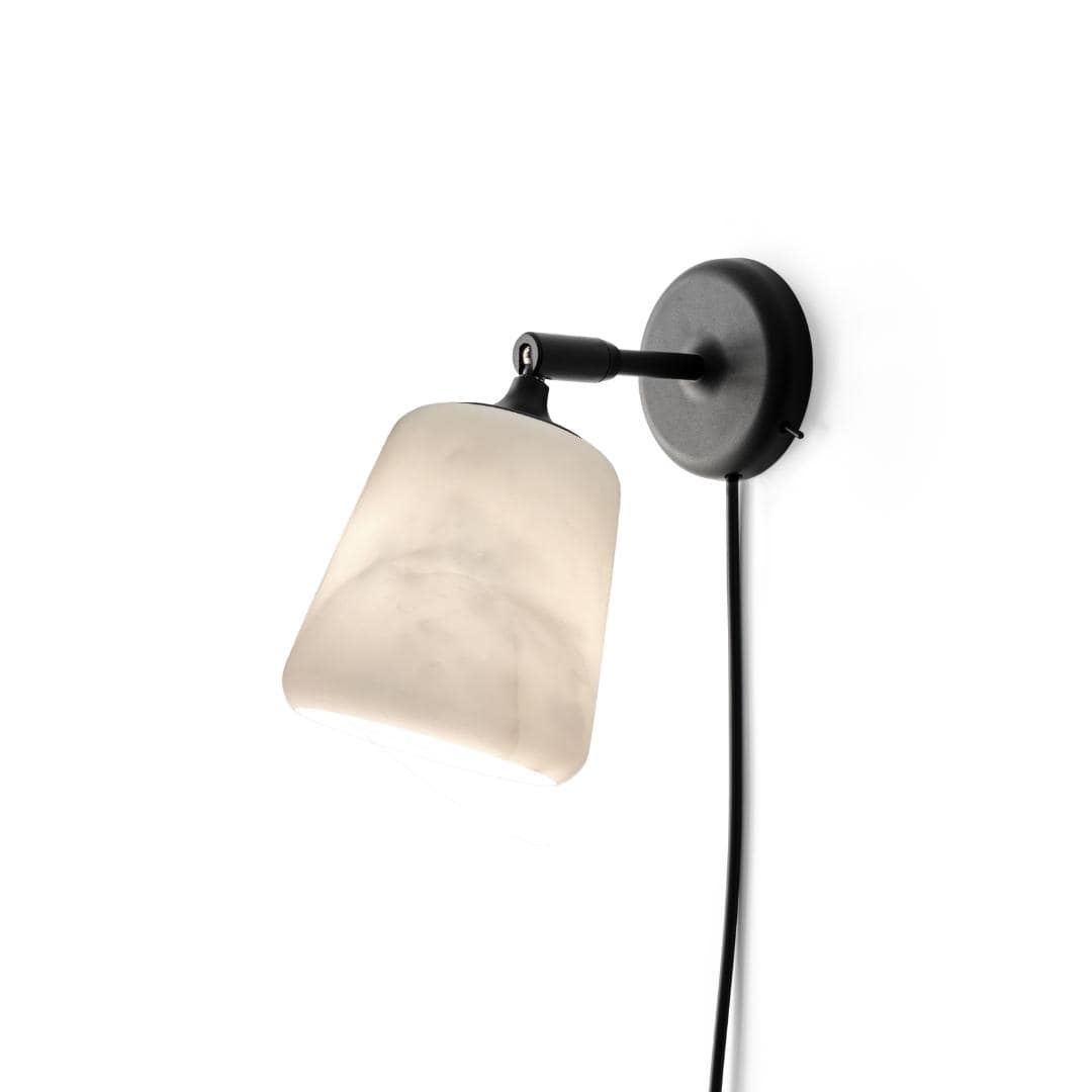 Material Væglampe "the Black Sheep" Hvid Marmor     fra New Works
